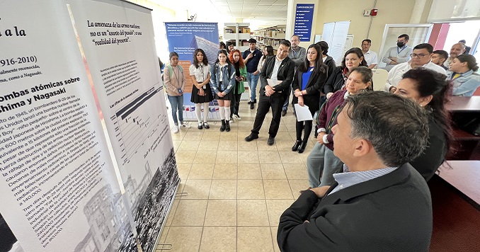 Gente mirando paneles de la exposición