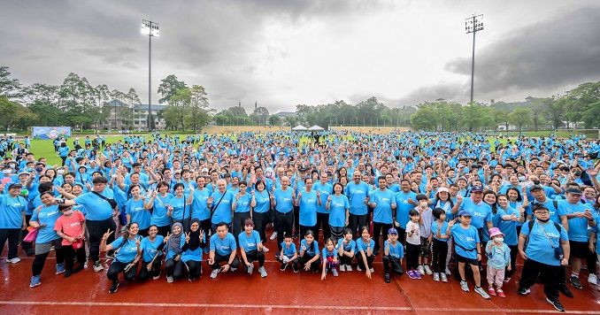 Participantes de un maratón posan para una foto grupal. 