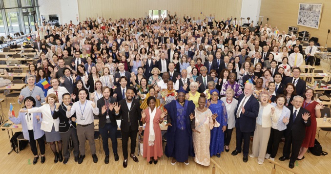 Personas en una sala de conferencia posan para una foto conmemorativa