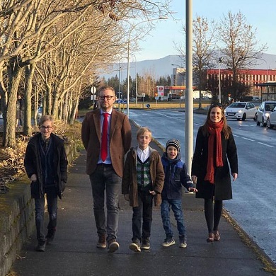 Una familia paseando.