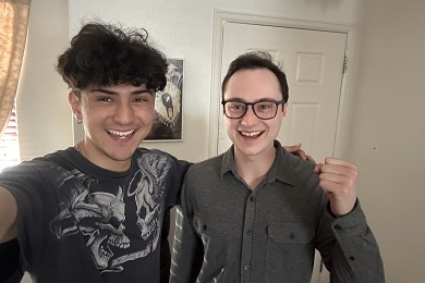 Dos hombres sonrientes posan para un autofoto.