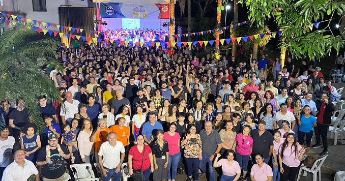 Un gran grupo de personas posando para una foto.