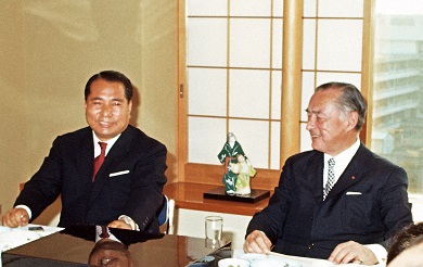 池田會長與卡萊吉伯爵並肩而坐,溫暖地微笑著。