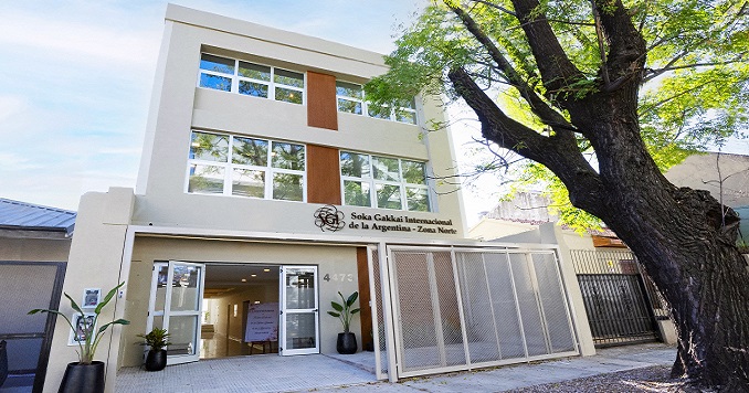 Un edificio moderno de tres plantas.