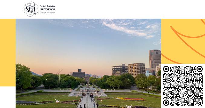 Vista del Parque Conmemorativo de la Paz de Hiroshima, con un largo camino que conduce al cenotafio curvado y, al fondo, la Cúpula de la Bomba Atómica –un antiguo edificio parcialmente en ruinas–.