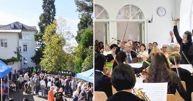 Varias personas conversan en el exterior de un edificio blanco (izquierda) y una orquesta interpreta bajo la dirección de un conductor (derecha).