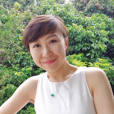 女性在綠叢前的特寫照片。