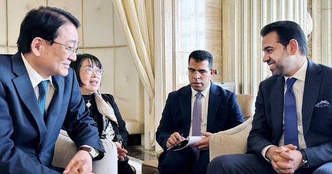 四個人穿著正式,坐在一起進行熱烈的討論。