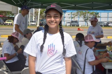 Foto de una mujer joven posando junto a una carpa para eventos