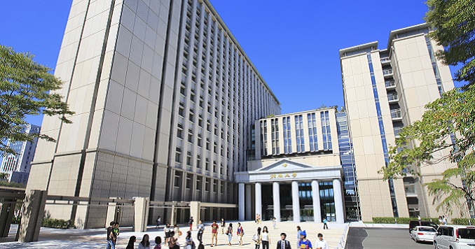 Edificio universitario y cielo azul