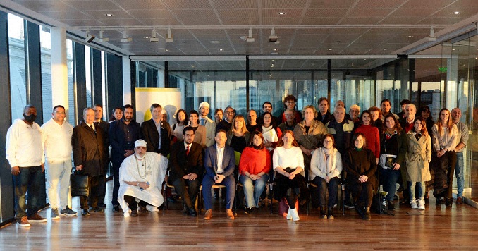 Un grupo diverso de personas posando para una foto conmemorativa